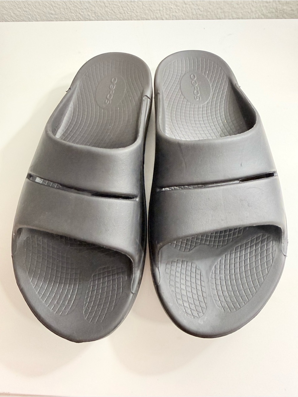 OOFOS Ooahh Sandals Men size 7 Black Slide Sandals Recovery Footbed - Picture 2 of 6